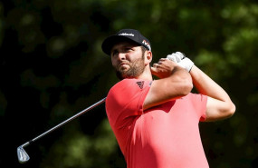 ep el golfista john rahm ejecuta un golpe en el dp world tour championship de 2019