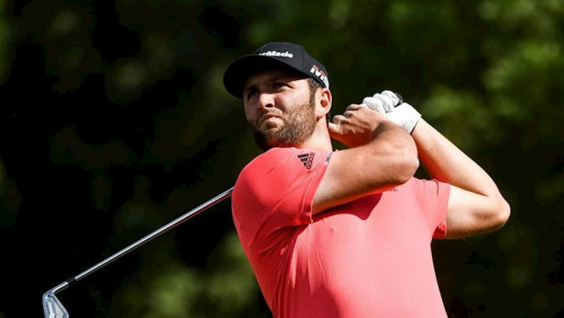 ep el golfista john rahm ejecuta un golpe en el dp world tour championship de 2019