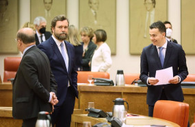 ep el portavoz parlamentario de vox ivan espinosa de los monteros i y el portavoz del psoe en el