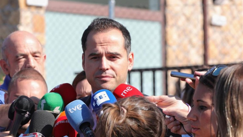 El vicepresidente de la Comunidad de Madrid, Ignacio Aguado, atiende a los medios de comunicación en la capilla ardiente de la exesquiadora Blanca Fernández Ochoa. | Jesús Hellín - Europa Press ep el vicepresidente de la comunidad de madrid ignacio aguado atiende a los medios de comunicacion