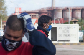 ep empleados de alcoa durante el segundo de dia manifestacion convocada frente a la fabrica tras la