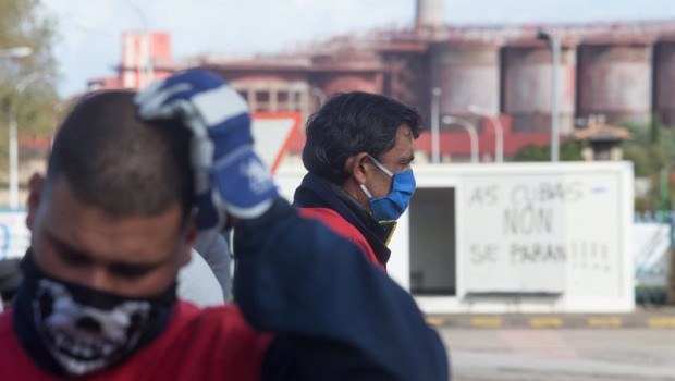 ep empleados de alcoa durante el segundo de dia manifestacion convocada frente a la fabrica tras la