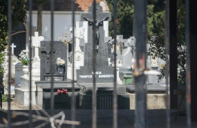 ep entrada del cementerio municipal de ciempozuelos madrid desde la que se ve varias tumbas durante