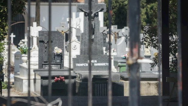 ep entrada del cementerio municipal de ciempozuelos madrid desde la que se ve varias tumbas durante