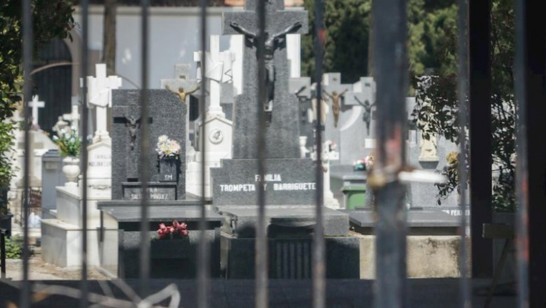 ep entrada del cementerio municipal de ciempozuelos madrid desde la que se ve varias tumbas durante ep entrada del cementerio municipal de ciempozuelos madrid desde la que se ve varias tumbas durante