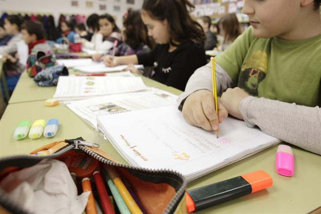 Escolares hacen deberes provistos de rotuladores, cuadernos y material escoalr | GOBIERNO DE ARAGÓN ep escolaresdeberes provistosrotuladores cuadernosmaterial escoalr