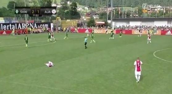 El Futbolista Holandés De 20 Años Abdelhak Nouri Se Desploma En Un Amistoso | EUROPA PRESS ep futbolista holandes20 anos abdelhak nouridesplomaun amistoso