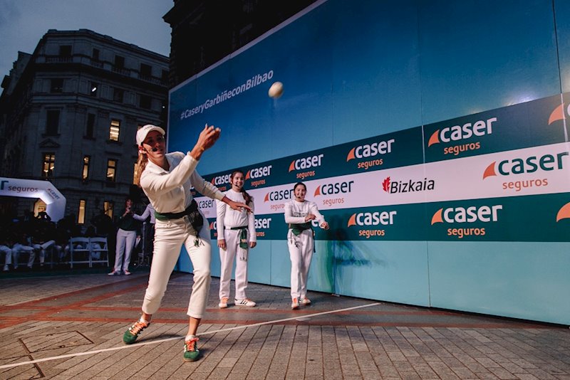 ep garbine muguruza embajadora de caser jugando a la pelota vasca