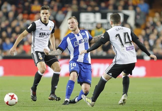Guidetti pelea ante Gayá y Paulista en un Valencia-Alavés | LALIGA ep guidetti peleagaya y paulistaun valencia-alaves