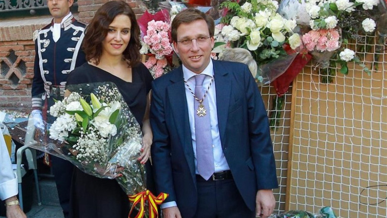 ep i-d la presidentala comunidadmadrid isabel diaz ayuso yalcaldemadrid jose luis martinez-almeida participanla ofrenda floralcuadrola virgenla palomala capital