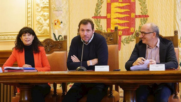 ep la concejal e cultura ana redondo el alcalde de valladolid oscar puente y el tecnico de la