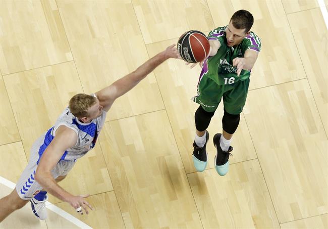 Nedovic (Unicaja) lanza a canasta | ACB PHOTO/M. POZO ep nedovic unicaja lanzacanasta