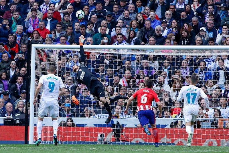 ep oblak realiza una parada durante el real madrid - atletico de laliga santander 2017-2018