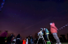 ep personas observando una lluvia de estrellas imagen de archivo