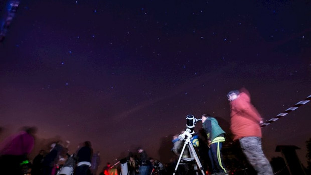 ep personas observando una lluvia de estrellas imagen de archivo