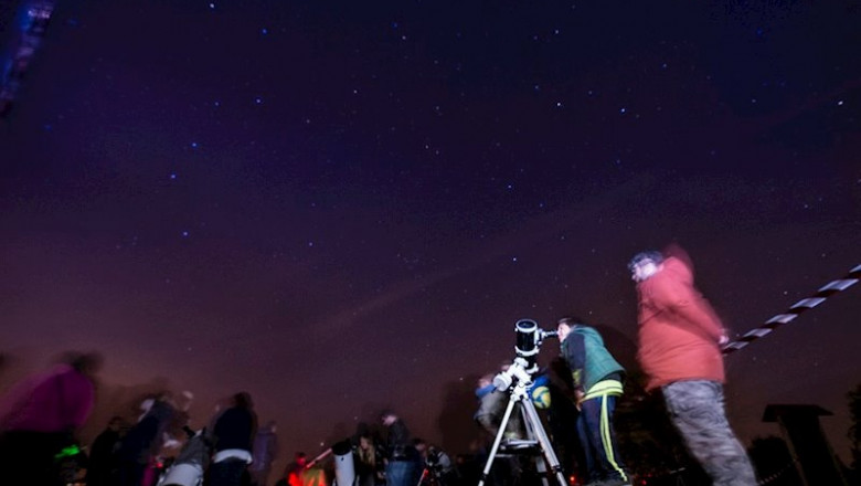 ep personas observando una lluvia de estrellas imagen de archivo ep personas observando una lluvia de estrellas imagen de archivo