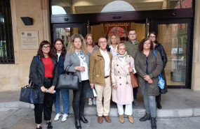 ep representantes del comite de empresa de duro felguera a la entrada del ayuntamiento de gijon