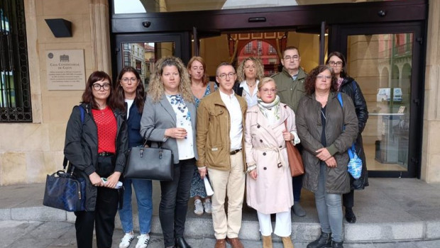 ep representantes del comite de empresa de duro felguera a la entrada del ayuntamiento de gijon