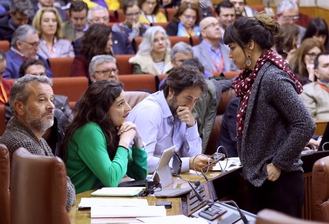 Teresa Rodríguez habla en el Parlamento con Libertad Benítez (Podemos) | EUROPA PRESS ep teresa rodriguez hablaparlamentolibertad benitez podemos