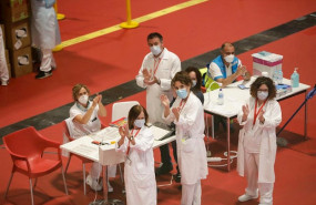 ep trabajadores sanitarios protegidos con mascarilla aplauden en el interior del hospital de campana