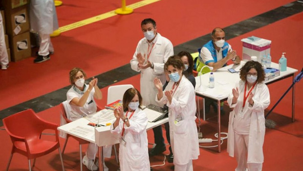 ep trabajadores sanitarios protegidos con mascarilla aplauden en el interior del hospital de campana