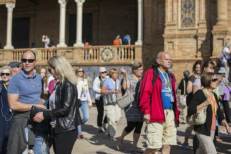 ep turistas paseando por la plaza de espana de sevilla