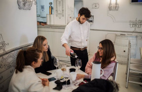 ep un camarero sirve una copa de vino a varias mujeres en una foto de archivo ep un camarero sirve una copa de vino a varias mujeres en una foto de archivo