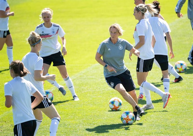 ep un entrenamiento de la seleccion alemana femenina de futbol