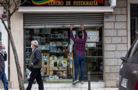 ep un hombre levanta la cortina metalica de un comercio en badajoz extremadura espana