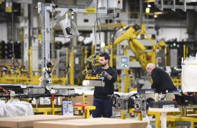 ep un trabajador en la planta de stellantis en figueruelas zaragoza