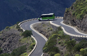 ep una guagua circula por una carretera de tenerife
