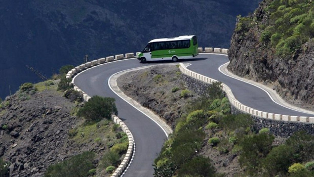 ep una guagua circula por una carretera de tenerife