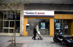 ep una mujer protegida con mascarilla pasa delante de una oficina targobank