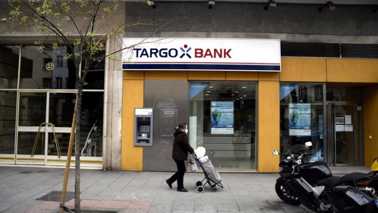ep una mujer protegida con mascarilla pasa delante de una oficina targobank ep una mujer protegida con mascarilla pasa delante de una oficina targobank