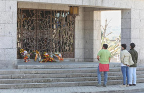 ep unos hombres a las puertas del panteon donde esta enterrado el cuerpo de francisco franco en el