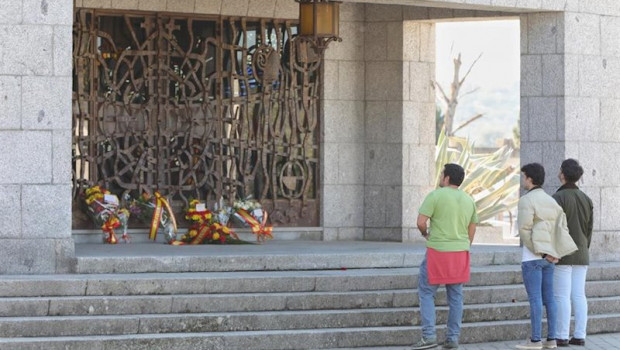 ep unos hombres a las puertas del panteon donde esta enterrado el cuerpo de francisco franco en el