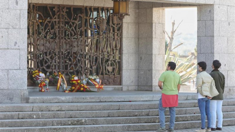 ep unos hombres a las puertas del panteon donde esta enterrado el cuerpo de francisco franco en el