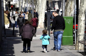 ep unos padres pasen junto a su hija en el primer dia sin colegio por el riesgo del coronavirus en