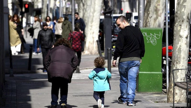 ep unos padres pasen junto a su hija en el primer dia sin colegio por el riesgo del coronavirus en