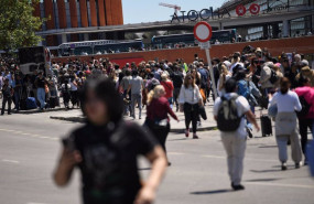 ep viajeros en la estacion de trenes de madrid puerta de atocha esperan noticias sobre el apagon que