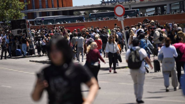 ep viajeros en la estacion de trenes de madrid puerta de atocha esperan noticias sobre el apagon que ep viajeros en la estacion de trenes de madrid puerta de atocha esperan noticias sobre el apagon que