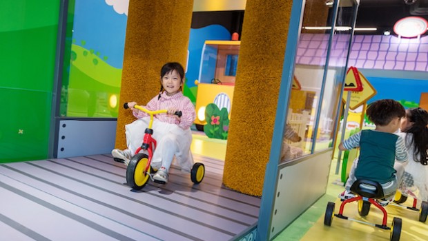 merlin peppa children playing 