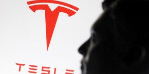 une illustration montre un modele miniature imprime en 3d d elon musk et du logo tesla 