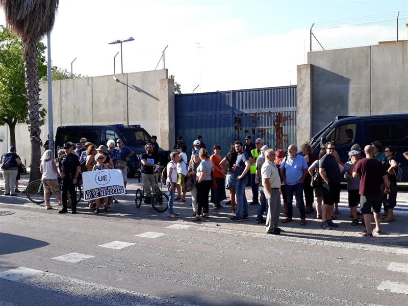 ep activistas y politicos se concentran por el interno que se suicido en el cie archivo
