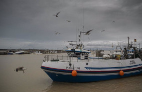 ep archivo   salida de un barco pesquero de la lonja de la cofradia de pescadores de sanlucar de