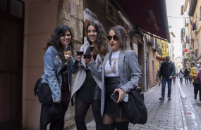 ep archivo   tres chicas con copas de vino durante el primer dia de reapertura de la hosteleria en