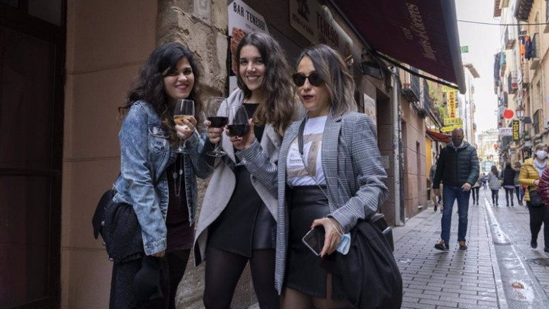 ep archivo   tres chicas con copas de vino durante el primer dia de reapertura de la hosteleria en