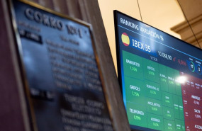ep archivo   un panel del ibex 35 en el palacio de la bolsa de madrid a 15 de enero de 2024 en