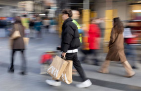 ep archivo   varias personas con bolsas tras comprar en distintos comercios
