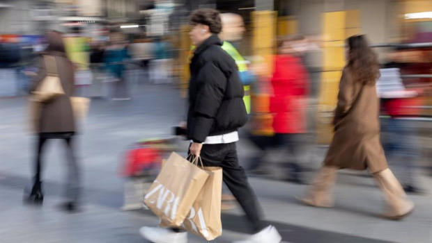 ep archivo varias personas con bolsas tras comprar en distintos comercios ep archivo varias personas con bolsas tras comprar en distintos comercios